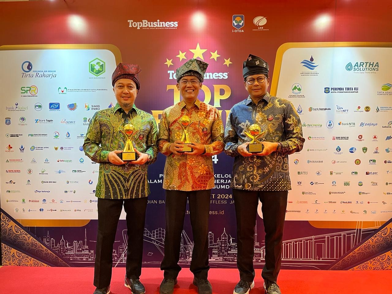 Direktur PT BSP Iskandar foto bersama usai menerima penghargaan Kabag Perekonomian Setda Siak Iwan Andrenika Rizani (tengah) dan Corporate Secretary Ardian Ardi di Ballroom Hotel Raffles Jakarta, Rabu