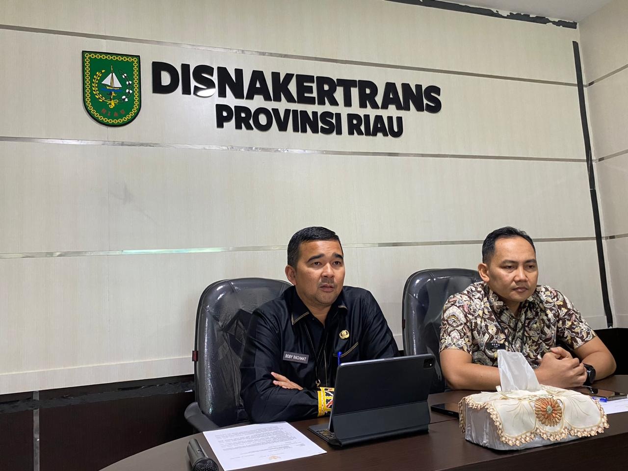 Kepala Disnakertrans Riau Boby Rachmat (kiri) saat menyampaikan keterangan pers terkait posko pengaduan THR, Kamis (21/3/2024).
