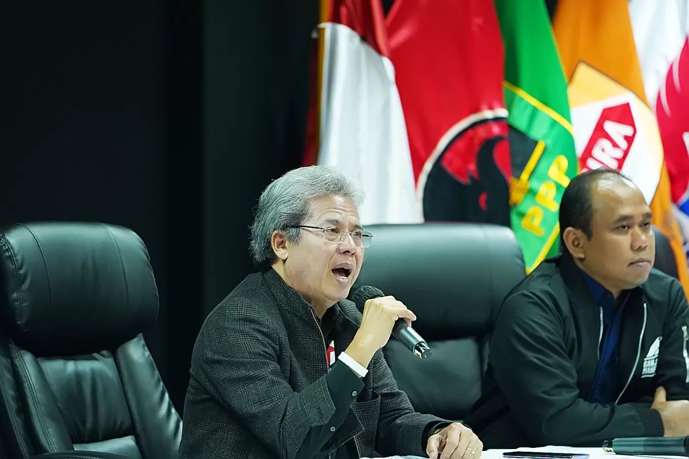 Deputi Bidang Hukum TPN Ganjar Pranowo-Mahfud, Todung Mulya Lubis bersama Dir Eksekutif Direktorat Informasi dan Juru Bicara TPN Ganjar Mahfud Tomi Aryanto dalam konferensi pers di Gedung High End.