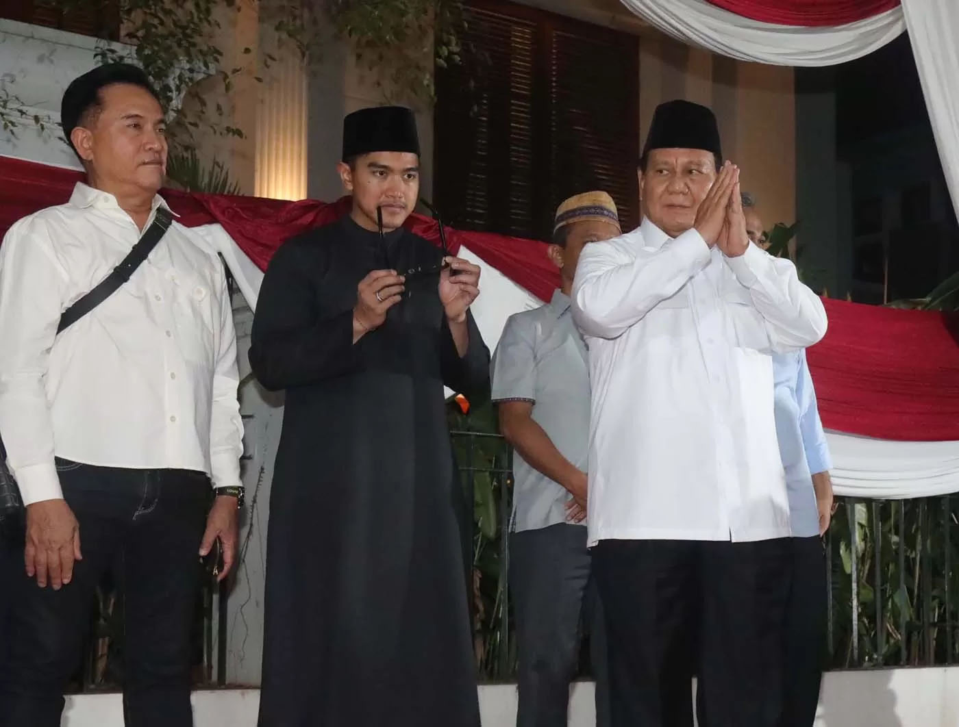 Calon Presiden nomor urut 2 Prabowo Subianto menyampaikan pidato politik usai penetapan hasil Pemilu 2024 di Jalan Kertanegara, Jakarta, Rabu (20/3/2024).