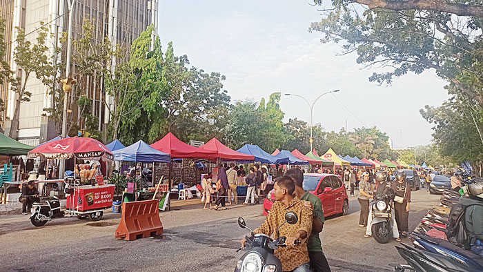 Penjual takjil ramai &ldquo;diserbu&rdquo; warga di Jalan Cut Nyak Dhien, Pekanbaru, Rabu (20/3/2024).