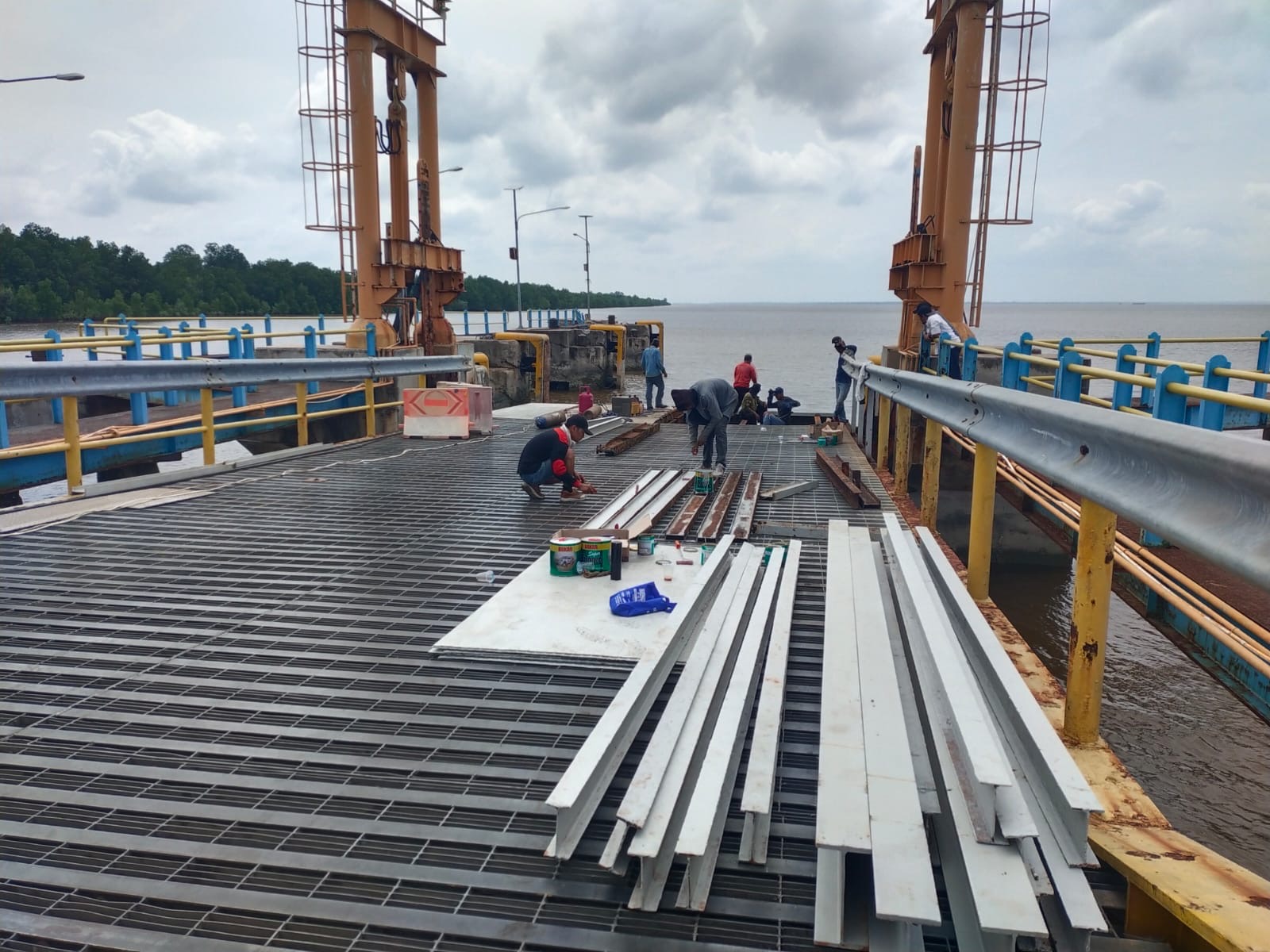 Para pekerja sedang memperbaiki dan menambah tulangan baja bagian Ram Mobile Bridge yang mengalami pengeroposan akibat air asin laut dan diterhetkan selesai pada dini hari, Rabu (20/3/2024).