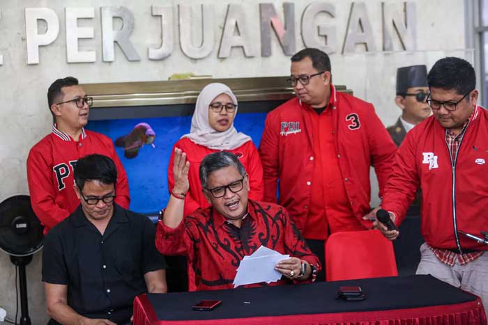 Sekjen Partai Demokrasi Indonesia Perjuangan (PDI-P), Hasto Kristiyanto (tengah) pada konferensi pers di Kantor DPP PDI Perjuangan, Jakarta, Kamis (1/2/2024).