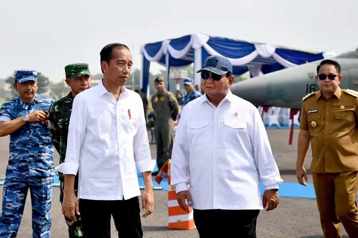 Presiden Joko Widodo (Jokowi) bersama Menteri Pertahanan (Menhan) Prabowo Subianto saat kunjungan kerja ke Jawa Timur, Jumat (8/3).