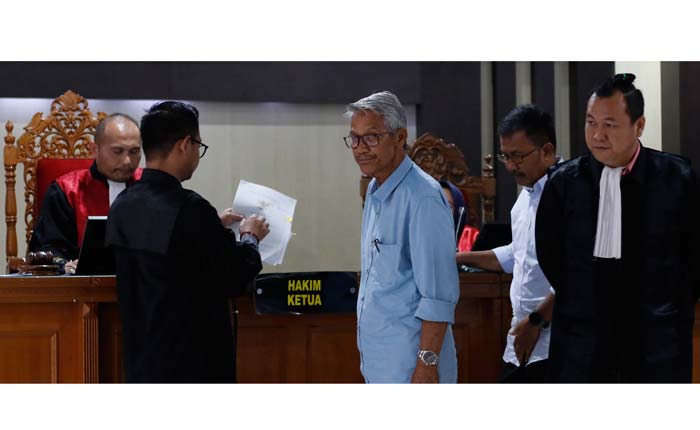 Mantan Bupati Kabupaten Kuantan Singingi (Kuansing) Sukarmis saat hadir menjadi saksi di Pengadilan Negeri Pekanbaru terkait pembangunan Hotel Kuansing, Pekanbaru, Kamis  (21/3/2024).