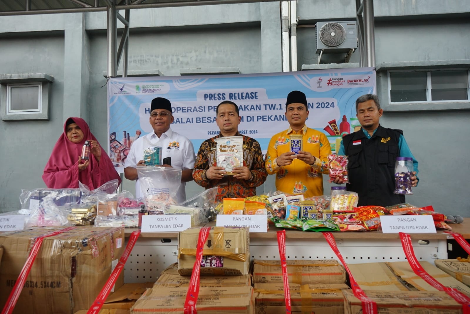 Kepala BBPOM Pekanbaru Alex Sander  bersama jajaran stakeholder memperlihatkan barang bukti makanan tidak ada izin edar dan kosmetik ilegal BBPOM Pekanbaru, Jumat (22/3/2024).