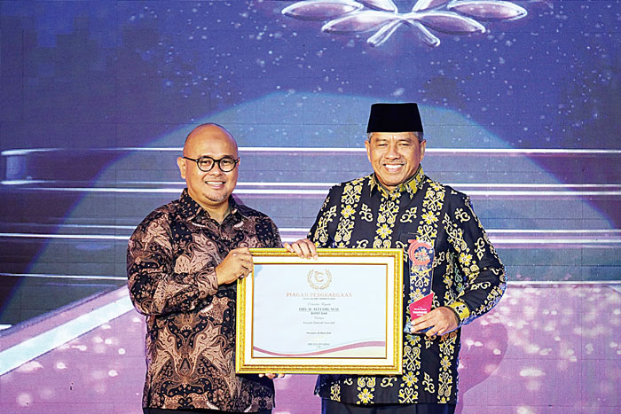 Bupati Siak Alfedri menerima piagam penghargaan dari Direktur Utama cakaplah.com Heri Susanto Abbas dalam Cakaplah Award 2024 di Hotel Premiere Pekanbaru, Rabu (20/3/2024).