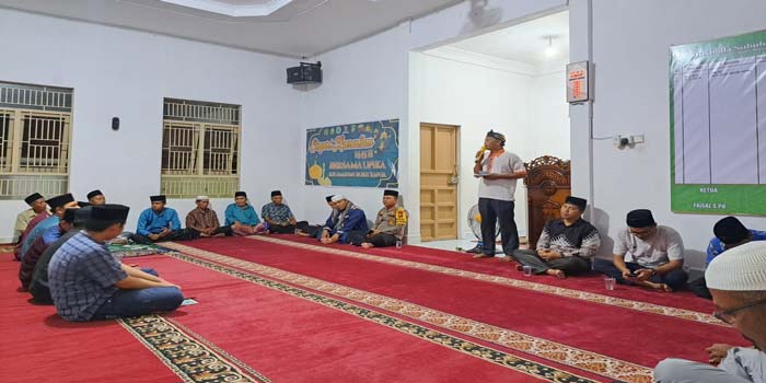 Jajaran Kepolisian Polsek Bukit Kapur berkunjung ke Musala Subulussalam untuk menjalin silaturahmi dengan masyarakat dan jemaah musala, Rabu (20/3/2024).