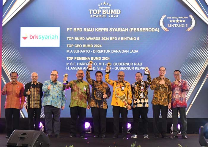 Kepala Inspektorat Provinsi Riau Sigit Juli Hendrawan berfoto bersama Direksi BRK Syariah di sela-sela acara Top BUMD Awards 2024 di Hotel Raffles, Jakarta, Rabu (20/3/2024).