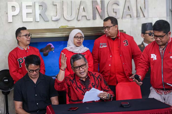 Sekjen Partai Demokrasi Indonesia Perjuangan (PDI-P), Hasto Kristiyanto (tengah) bersama pengurus lainnya saat konferensi pers di Kantor DPP PDI Perjuangan, Jakarta, beberapa waktu lalu.