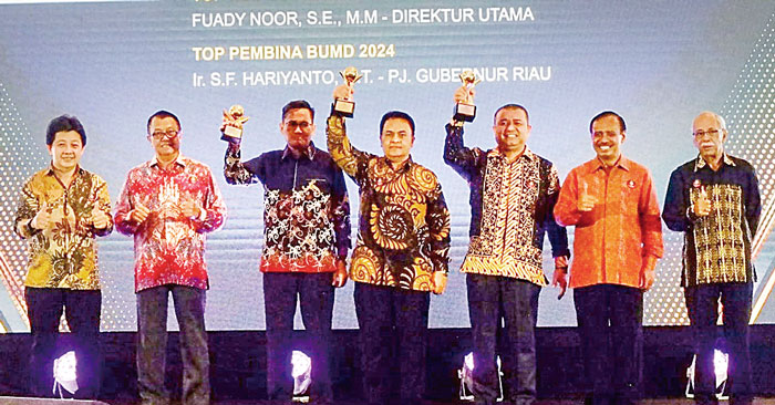 Kepala Inspektur Provinsi Riau Sigit Juli Hendrawan (tiga kanan) berfoto bersama di sela-sela acara Top BUMD Award  2024 di Hotel Raffles Jakarta, Rabu (20/3/2024).