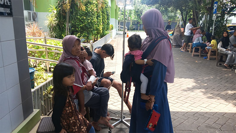 Gempa berkekuatan M6,0 yang mengguncang Tuban membuat sebagian besar pasien di sebuah rumah sakit di Tuban harus dievakuasi ke halaman rumah sakit.