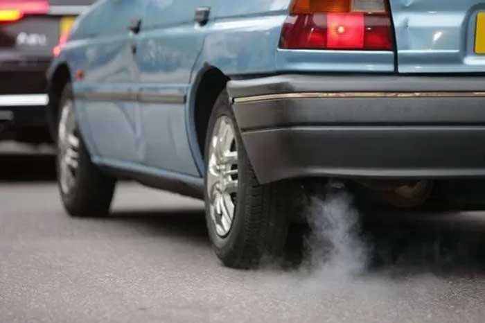 Ilustrasi: Mobil diesel dengan asap yang dikeluarkannya.
