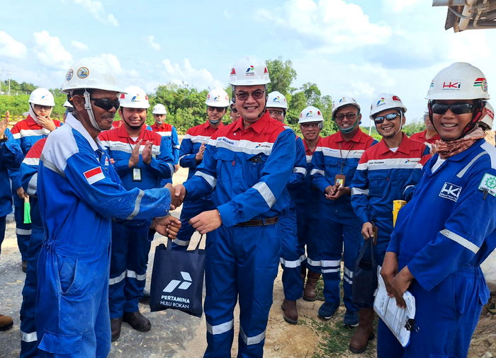 Direktur Utama PT PHR Ruby Mulyawan berdialog dengan pekerja lapangan dan memberikan bingkisan kepada mitra kerja yang beraktivitas di GS Bekasap, Duri, Selasa (19/3/2024).