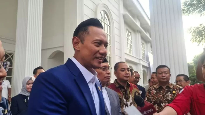 Menteri ATR/BPN Agus Harimurti Yudhoyono melawat ke Universitas Airlangga (Unair) Surabaya, sore ini (15/3).