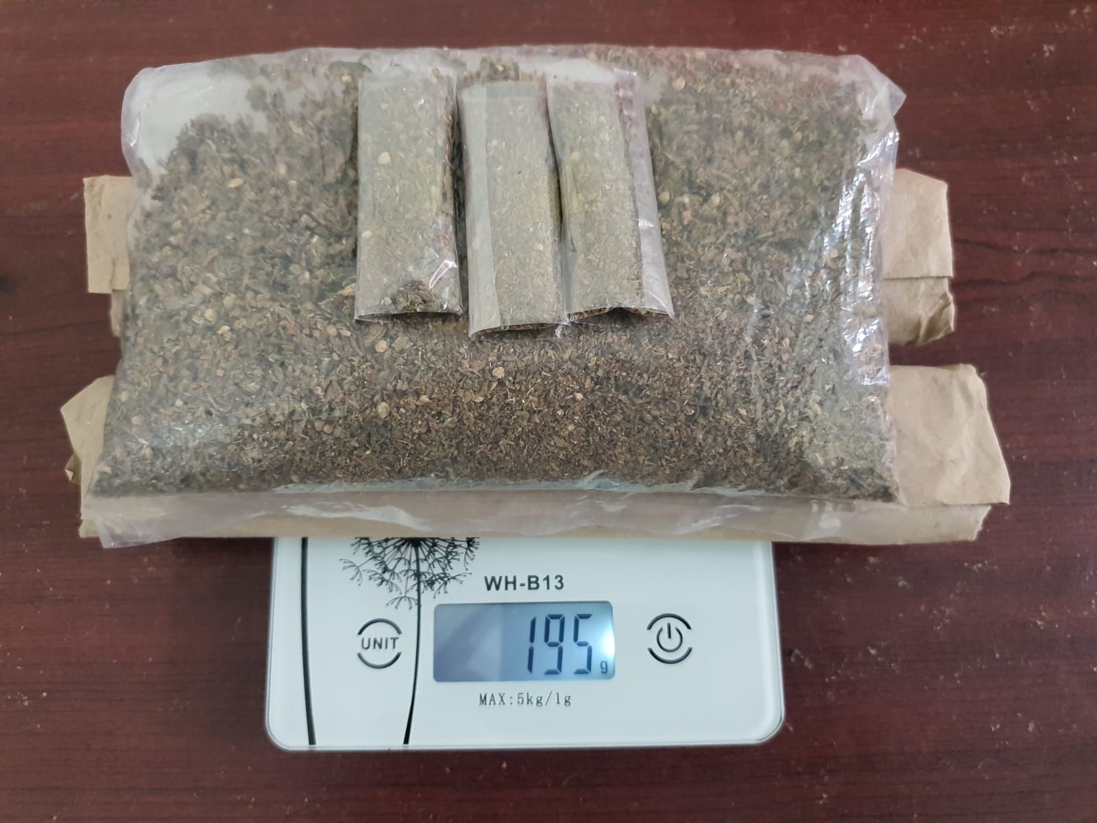 Daun ganja kering dan timbangan disita pihak kepolisian.