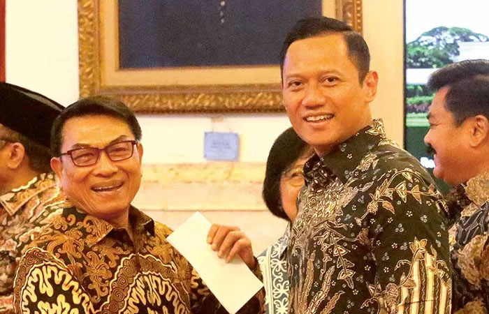 Kepala Kantor Staf Presiden Moeldoko (kiri) bersalaman dengan Menteri ATR/Kepala BPN Agus Harimurti Yudhoyono (AHY) sebelum sidang kabinet paripurna di Istana Negara, Jakarta.