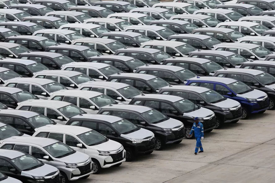Deretan mobil baru siap diekspor terparkir di PT Indonesia Kendaraan Terminal atau IPC Car Terminal, Jakarta, Kamis (11/2/2021).