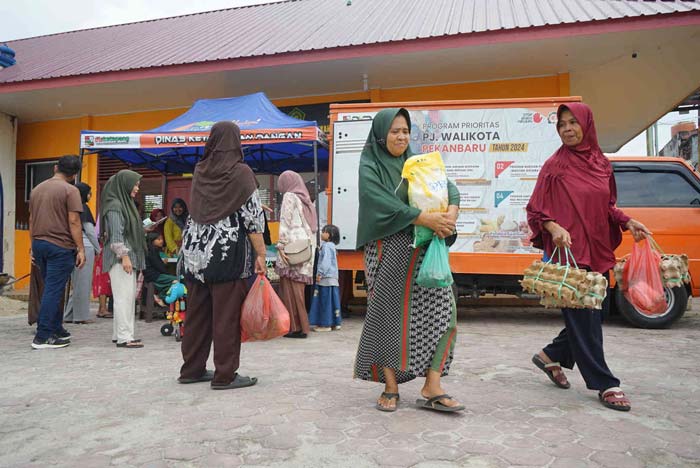 Warga membeli sembako saat layanan Mobil Pangan Tuntaskan Inflasi dan Rawan Pangan (Pak Iwan) datang di halaman Masjid Al Kautsar, Perum Rajawali Sakti.