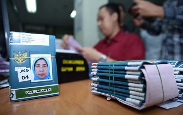 Petugas Kemenag Jakarta sedang memverifikasi data untuk pembuatan visa jemaah calon haji, beberapa waktu lalu.