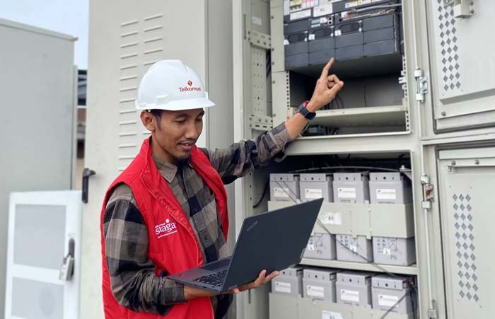 Karyawan Telkom sedang memeriksa jaringan, baru-baru ini.