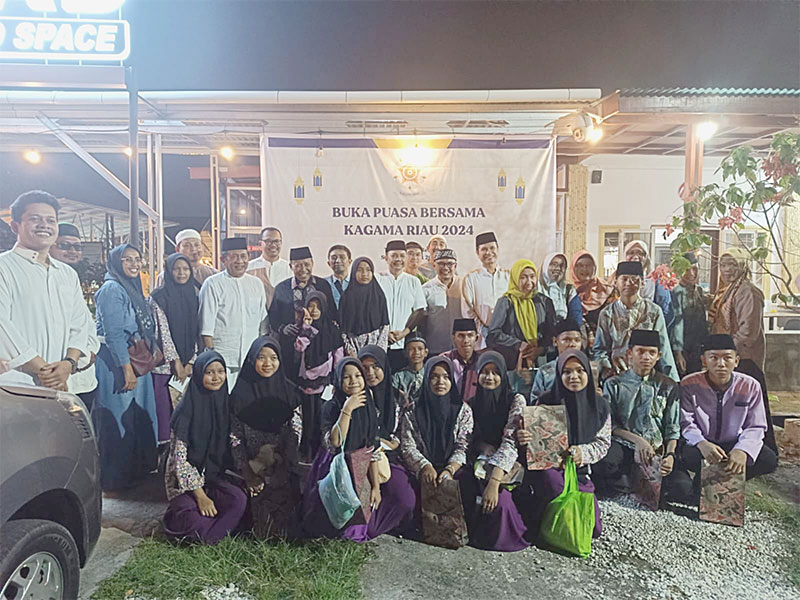 Keluarga besar Kagama Riau foto bersama saat acara buka puasa bersama di Teras Melayu Resto, Jalan Mawar, Tangkerang Selatan, Pekanbaru. Sabtu (23/3/2024).