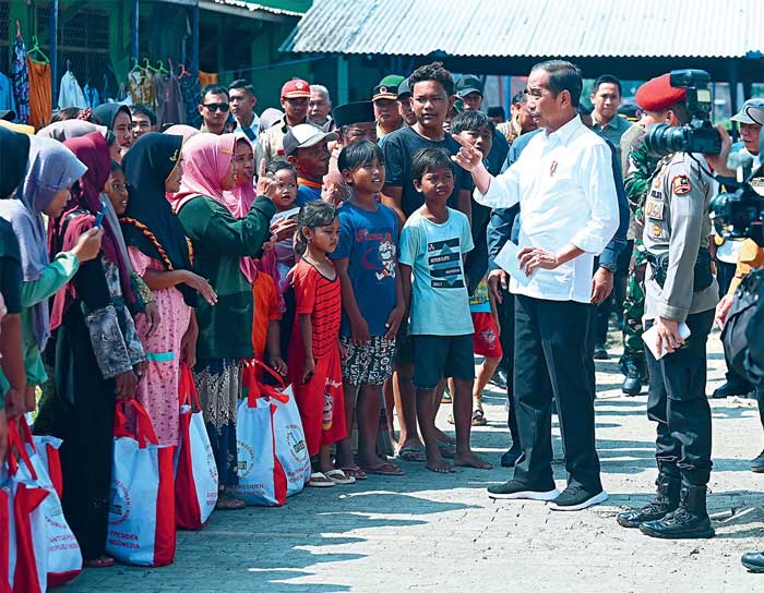 PENINJAUAN: Presiden Joko Widodo saat berdialog dengan para warga korban terdampak banjir di Demak, Jawa Tengah, pada Jumat (22/3).
