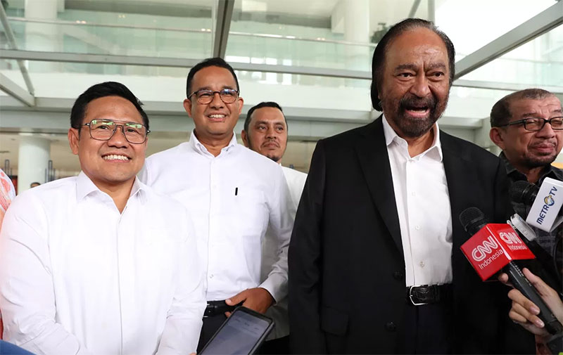 Capres-cawapres nomor urut 01 Anies Baswedan (kedua kiri) dan Muhaimin Iskandar (kiri) saat bersama Ketua Umum Partai NasDem Surya Paloh (kedua kanan), Jumat (23/2/2024).