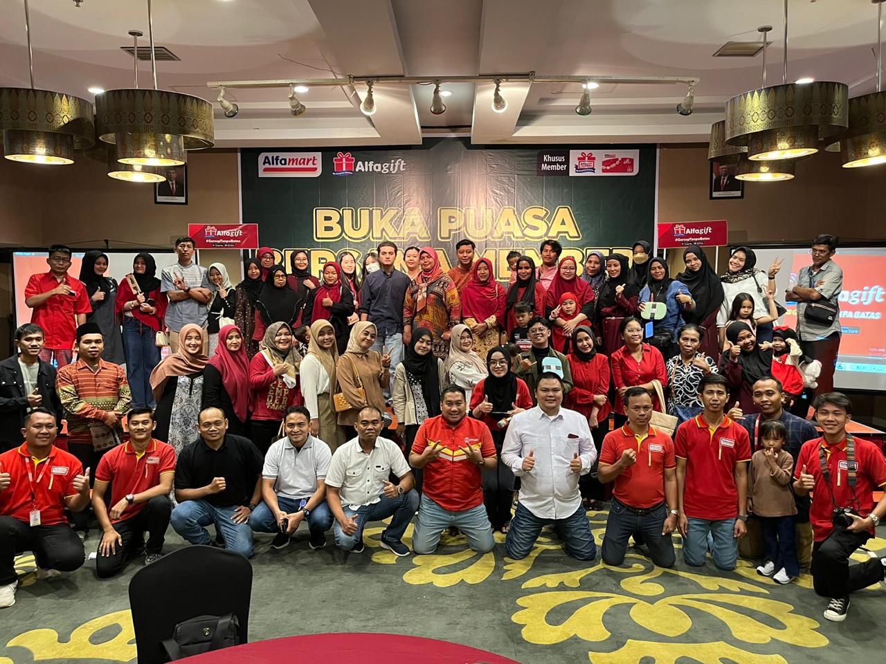 Manajemen Alfamart cabang Pekanbaru gelar buka bersama dengan para member di Hotel Khas, Sabtu (23/3/2024).