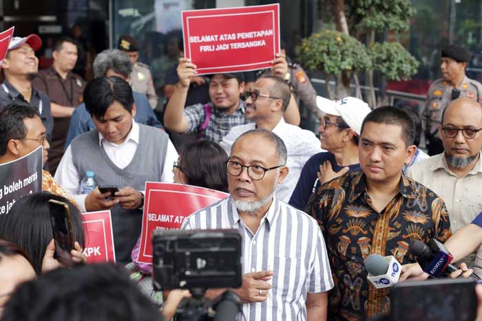 Wakil Ketua Komisi Pemberantasan Korupsi Bambang Widjojanto menjawab pertanyaan wartawan melakukan aksi bersama di Gedung Merah Putih KPK, Jakarta, Kamis (23/11/2023).