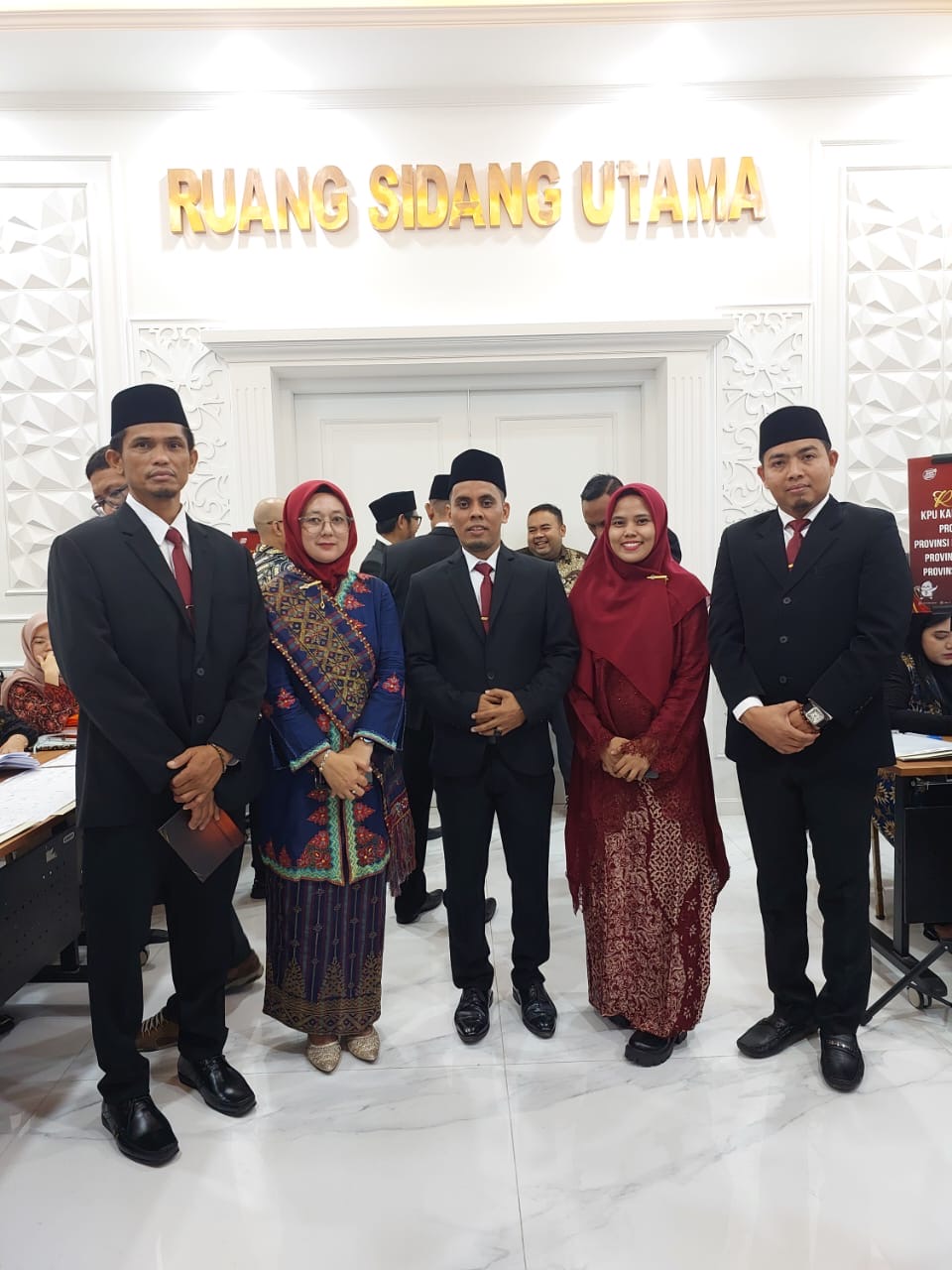 Lima anggota KPU Kabupaten Kampar yang akan mengikuti prosesi pelantikan di di Gedung KPU RI Jakarta, Ahad (24/3/2024).