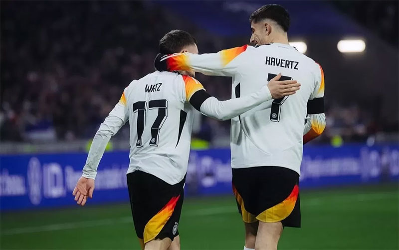 Pemain Timnas Jerman Floriant Wirtz (kiri0 dan Kai Havertz melakukan selebrasi usai menjebol gawang Prancis dalam laga persahabatan di Lyon.
