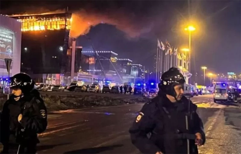 Pascaserangan teror di Moskow terlihat pasukan keamanan yang sedang berjaga di dekat Crocus City Hall, Moskow, Rusia, Jumat (22/3 2024).