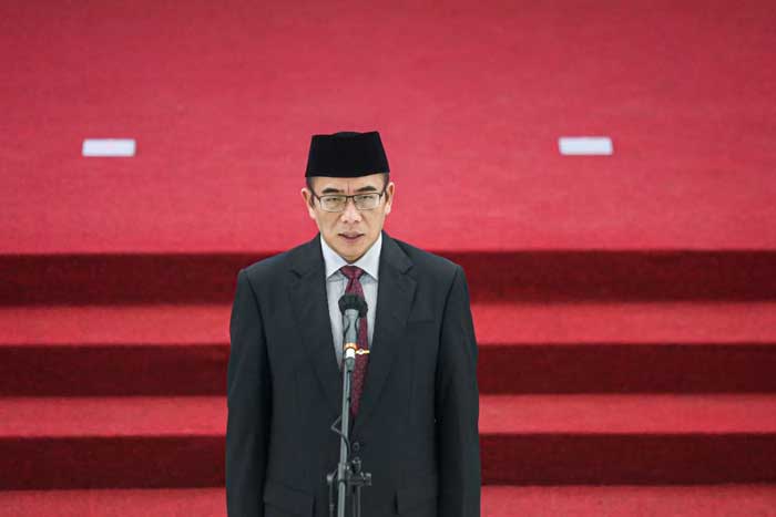 Ketua KPU Hasyim Asyari memimpin pelantikan anggota KPU provinsi dan kabupaten/kota di Jakarta, Selasa (20/2/2024).