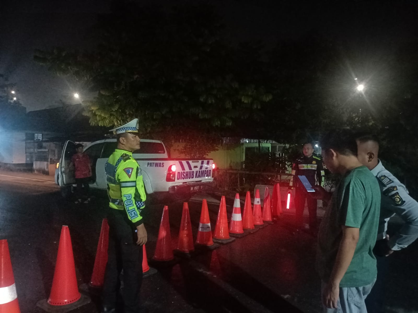 Personel Sat Lantas Polres Kampar, Anggota Dishub, dan Personel Koramil Bangkinang mengatur lalu lintas di jembatan lama Bangkinang-Tapung, Ahad malam (24/3/2024)