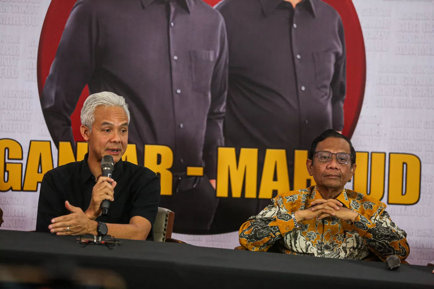 Calon presiden dan wakil presiden nomor urut 03 Ganjar Pranowo dan Mahfud MD memberikan keterangan di Posko Pemenangan Ganjar-Mahfud (GAMA), Jakarta, Kamis (21/3/2024).
