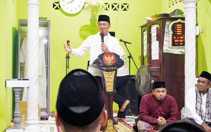 Bupati Rohil menyampaikan sambutan pada kegiatan Safari Ramadan di Musala&nbsp;Al Insan, Jalan Pelabuhan Baru, Kelurahan Bagan Barat, Bangko, Jumat (22/3/2024) malam.