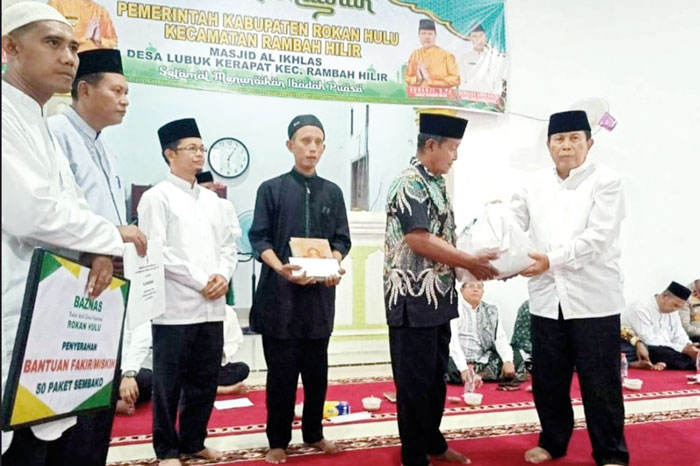 Bupati Rohul H Sukiman menyerahkan sejumlah bantuan saat melaksanakan Safari Ramadan Pemkab Rohul di Masjid Al Ikhlas, Desa Lubuk Kerapat, Kecamatan Rambah Hilir, Sabtu (23/3/2024).
