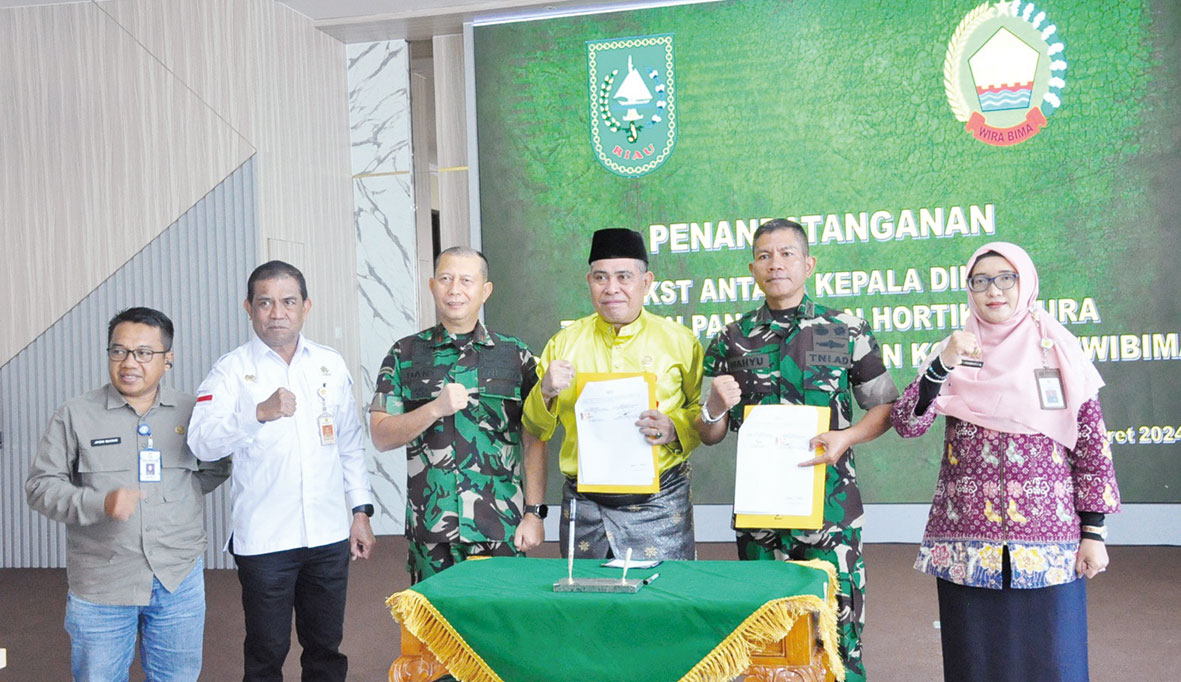 Danrem 031/WB berfoto bersama&nbsp;Kepala Dinas Pangan, Tanaman Pangan dan Hortikultura Provinsi Riau dan Kasiter Korem 031/WB usai&nbsp;penandatanganan perjanjian kerja sama, akhir pekan kemarin.