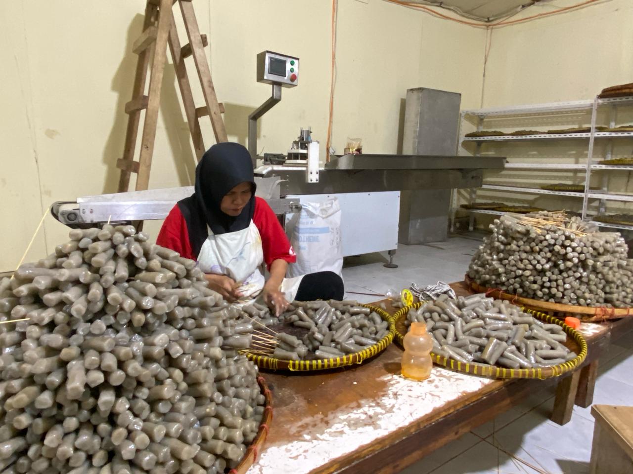 Pekerja UMKM Cireng Mbah Bejo mengemas cireng usai di produksi di Tenayanraya, Pekanbaru, baru-baru ini.