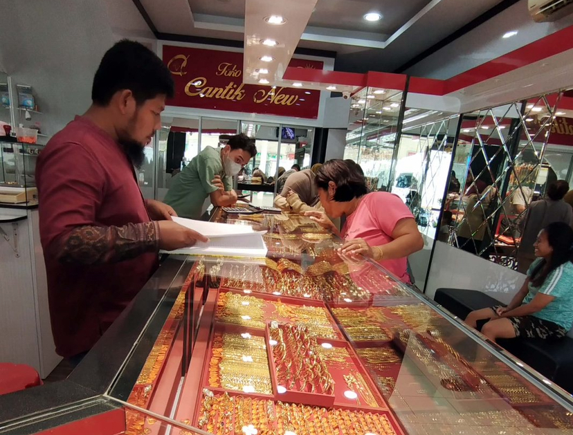 Karyawan toko emas di Plaza Batamindo saat melayani pembeli.