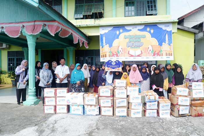 Pemimpin Cabang BRI Bangkinang Regional Office Pekanbaru  Levo Dharata Pratama menyerahkan bantuan sembako kepada panti asuhan Muhammadiyah putra dan putri Bangkinang Kota, Senin (25/3/2024).