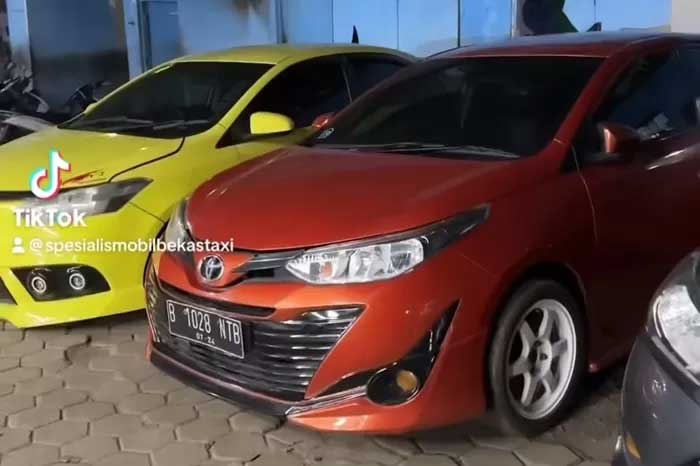 Mobil bekas taksi.