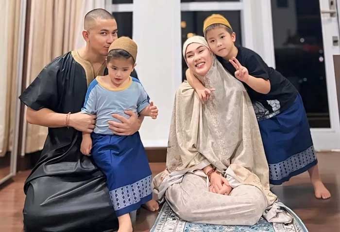 Anggi Pratama, dan Stevie Agnecya bersama anak-anaknya.