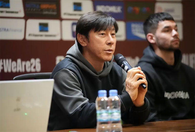 Pelatih timnas Indonesia, Shin Tae-yong didampingi Sandy Walsh dalam agenda konferensi pers pre-match kontra Vietnam.