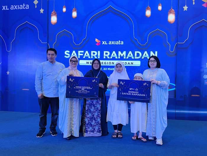 Presiden Direktur & CEO XL Axiata Dian Siswarini (kedua kiri), Group Head XL Axiata West Region Desy Sari Dewi (kanan), Head of Sales XL Axiata Greater Medan Horas Lubis (kiri) menyerahkan donasi.