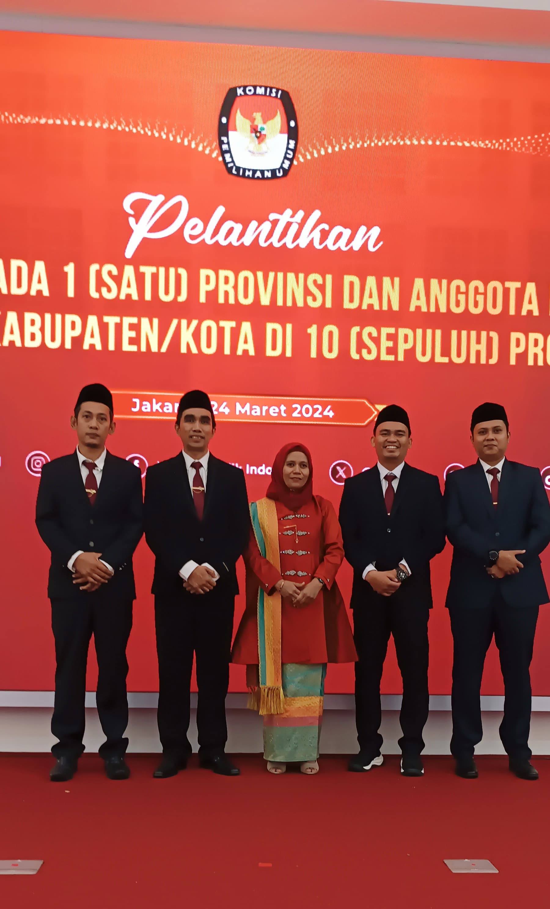 Foto bersama Lima Anggota KPU Kota Pekanbaru.