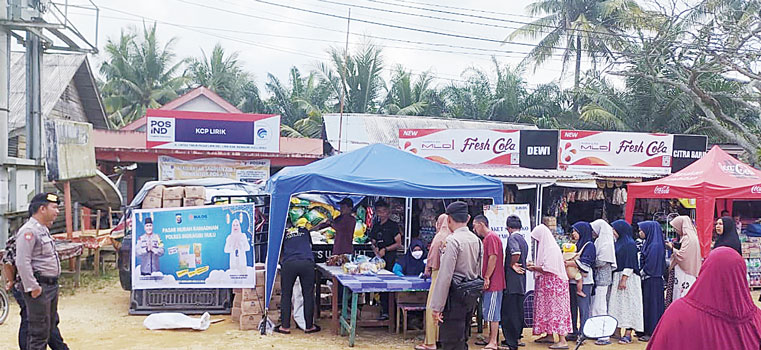 Warga harus antre untuk mendapatkan paket sembako di pasar murah yang digelar Polsek Lirik bersama Perum Bulog, Jumat (22/3/2024).