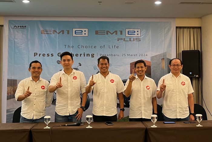 Regional Head PT Capella Dinamik Nusantara Riau Harry Sutiono (tengah) berfoto bersama jajaran manajemen saat acara launching Honda EM1 e di Swiss Bell Pekanbaru,  Senin (25/3/2024).