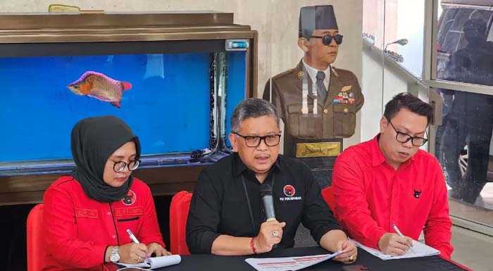 Sekjen PDIP Hasto Kristiyanto bersama Anggota Badan Bantuan Hukum dan Advokasi (BBHA) PDIP Erna Ratnaningsih dalam konferensi pers di kantor DPP PDIP.